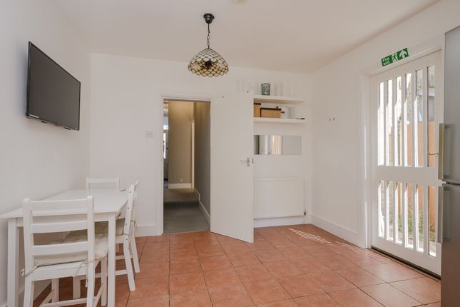 AD 376 Kingston Road, London photo 4