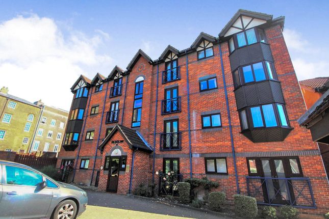 Flat for sale in Talbot Court, Reading, Berkshire