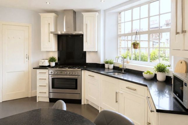 Flat 35, Malvern Court, Onslow Square, London photo 5