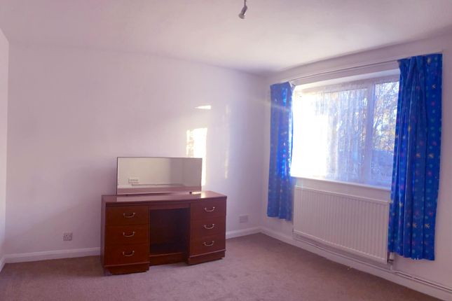 Flat to rent in Compton Road, Hayes