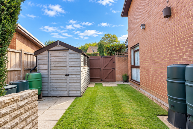 8 Coleridge Avenue, Yateley photo 4