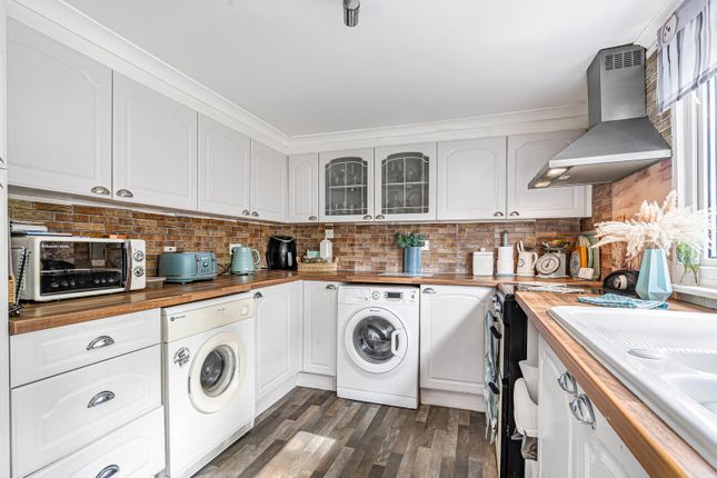 81A, Eastern Avenue, Chertsey photo 4