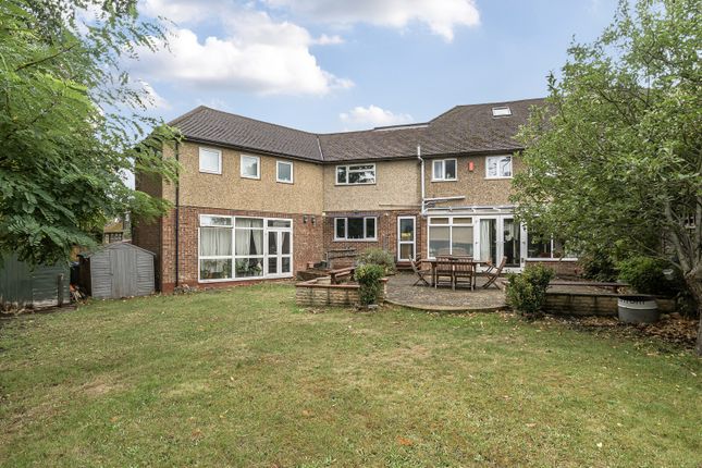 16, Segrave Close, Weybridge photo 2