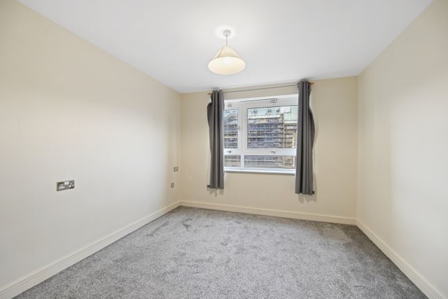 Flat to rent in Spectrum Tower, 2-20 Hainault Street, Ilford, Essex