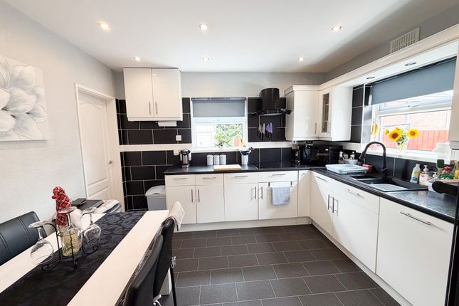 156, Waterside Drive, Stoke-on-Trent photo 2