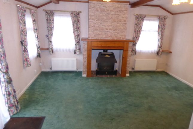 40, Laburnum Court, Redehall Road, Smallfield, Horley photo 5