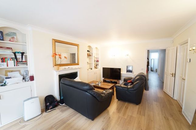 Thumbnail Flat to rent in Gloucester Mews, London