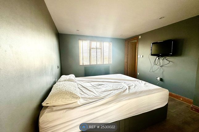 Master Bedroom (2F)