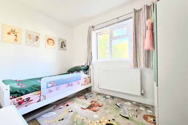 56 Broomfield Avenue, Southgate photo 3