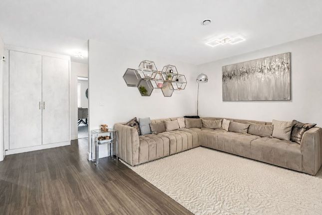 105, Bunns Lane, London photo 3