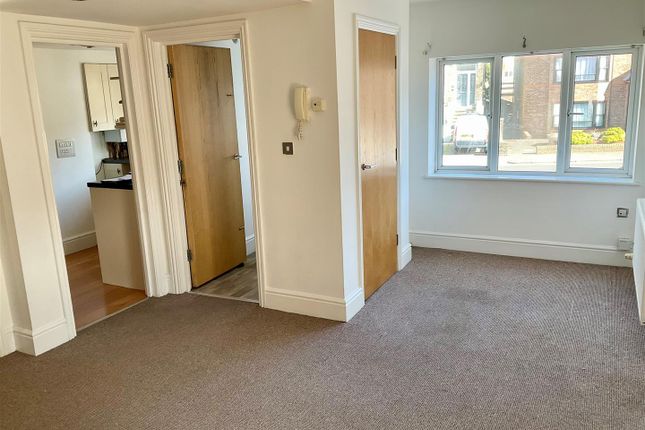 Flat for sale in The Paddock, Dover