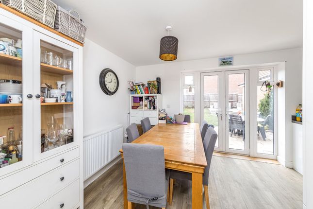 16 Falcon Drive, Didcot photo 4