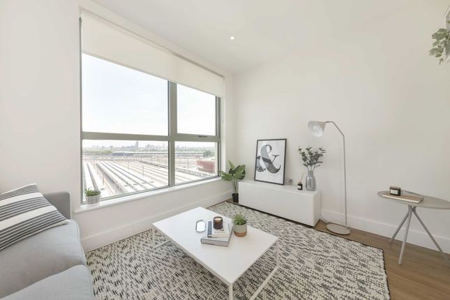 Flat 44 Easton Court, 4, Green Street, London photo 2