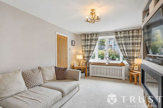 14 Kings Lea, Liversedge photo 3