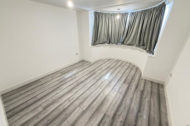 Flat 1, 8 Larkfield Avenue, Harrow photo 3