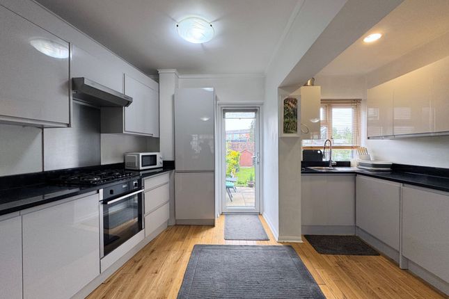 99 The Greenway, London photo 3