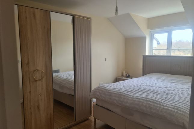 15 Ottawa Court, London photo 4