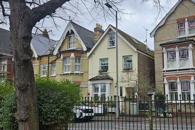 Flat for sale in Fairfield West, Kingston Upon Thames