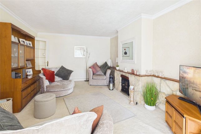 25, Derwent Drive, Swindon photo 4