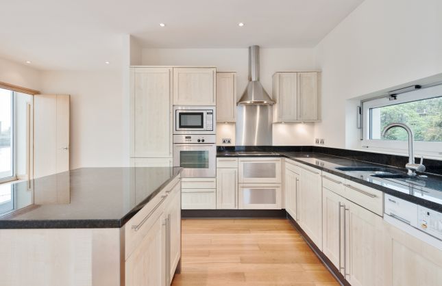 Flat 2 Eagle Wharf, 138 Grosvenor Road, London photo 4