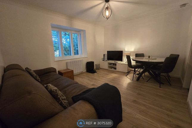 Flat, Greenacres Glyn Avenue, Barnet photo 2
