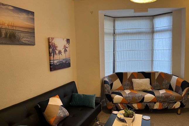 Shared accommodation to rent in Room 3: 15 Sycamore Road, Guildford