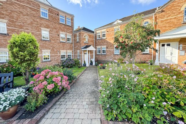 10, Sandringham Court, Huddersfield photo 3