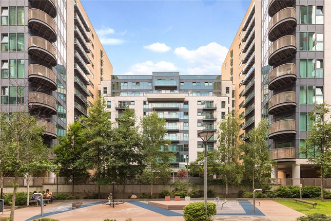Flat for sale in Millharbour, Millwall