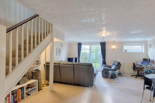 35 Shalcross Drive, Waltham Cross photo 3