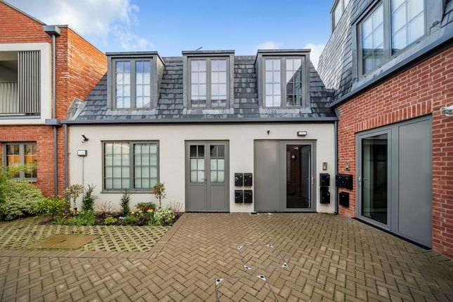 Flat for sale in Dukes Mews, London