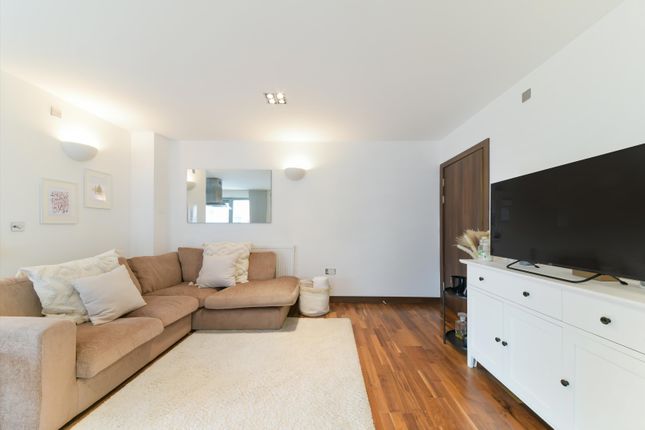 Vicentia Court, Battersea photo 4