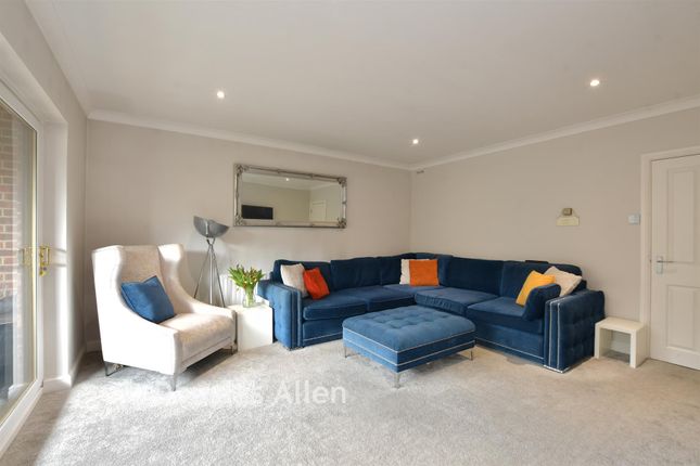Darlington Court, Broomwood Gardens, Brentwood photo 2