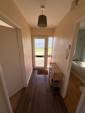 34, Franklin Avenue, Slough photo 3