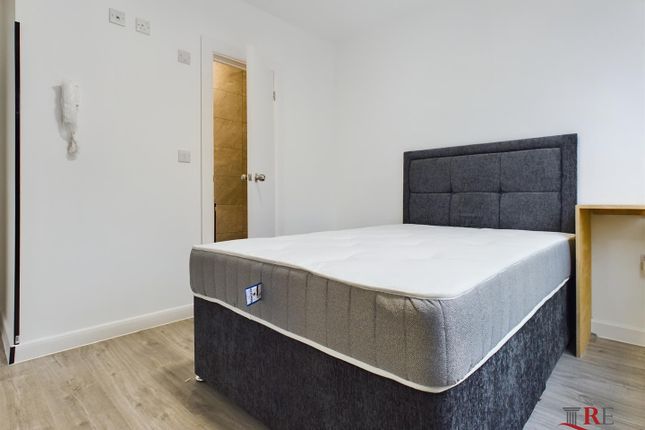 Room to rent in Mollison Way, Edgware