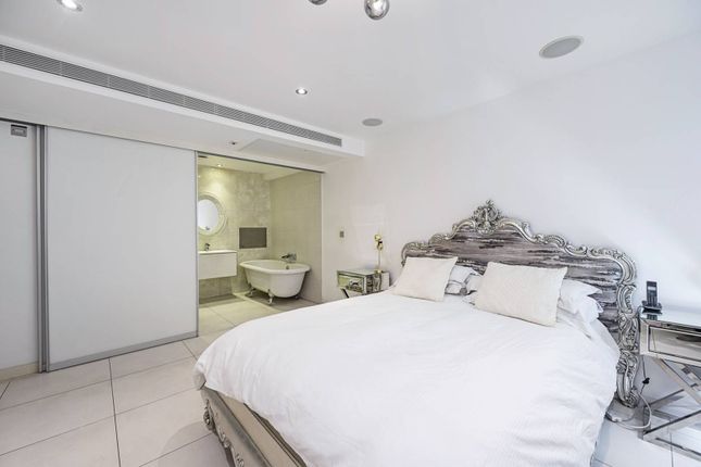 Flat for sale in Brewhouse Yard, Clerkenwell, London