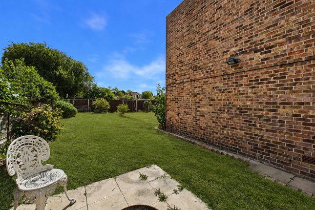74, Whitley Close, Surrey photo 3