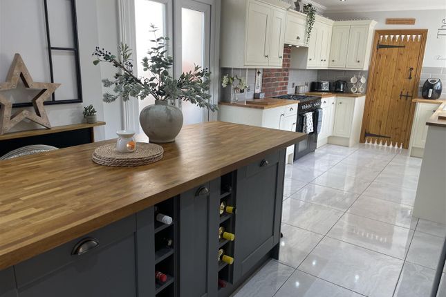 32, Swiss Valley, Llanelli photo 3