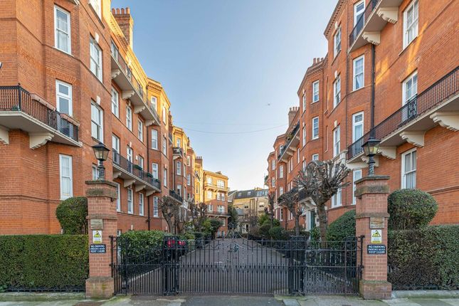 Flat to rent in Kensington Hall Gardens, West Kensington