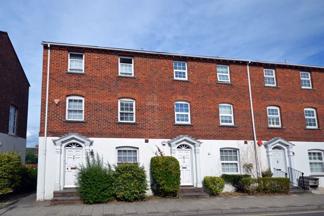 4-bed house on 1, Trafalgar Place, Lymington, £1,700/mo