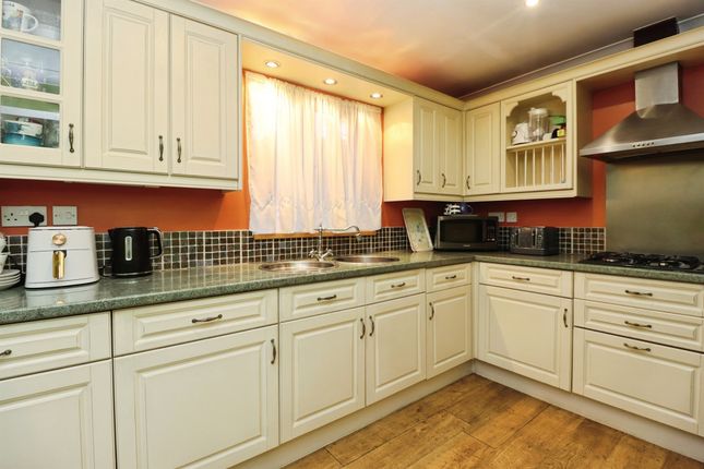 2, Ollis Close, Corby photo 2