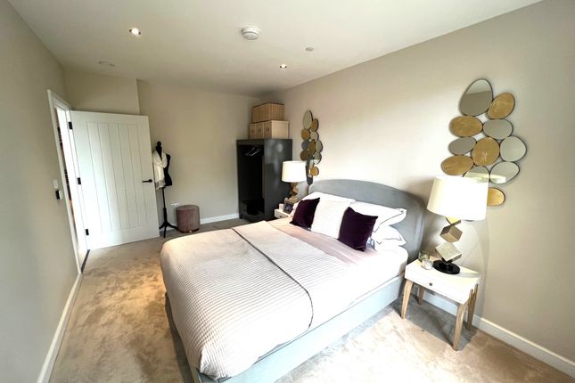 Flat to rent in The Mall, London