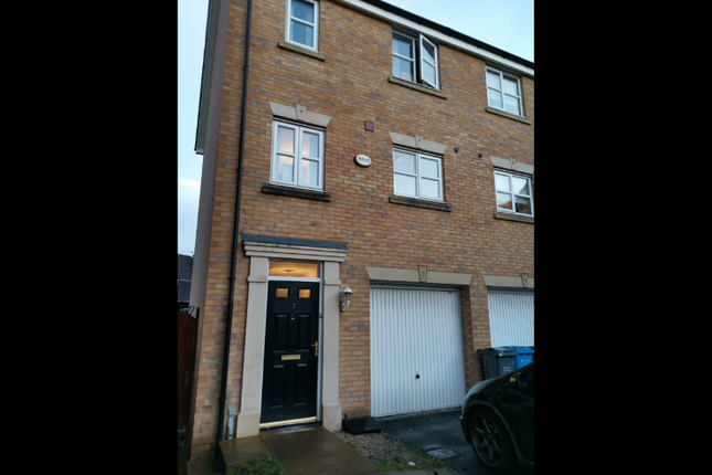 Thumbnail Town house for sale in Glendevon Close, Manchester