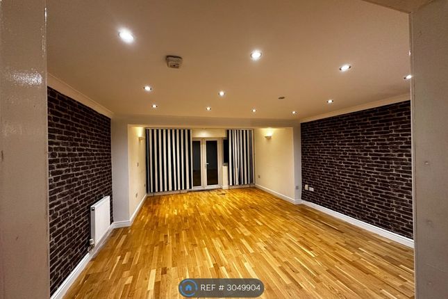 Carmichael Close, Ruislip photo 3