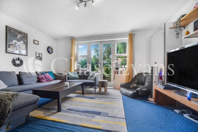 Flat for sale in Hallywell Crescent, London