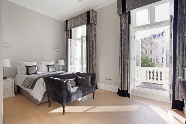 Flat for sale in St George's Square, London