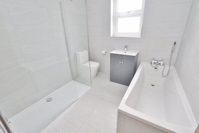 10, Merlin Gardens, Romford photo 4