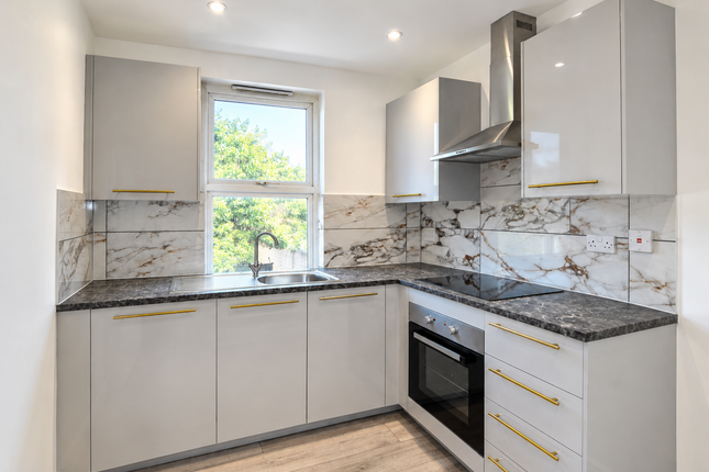 Flat 5, 5D, Park Avenue, Egham photo 4