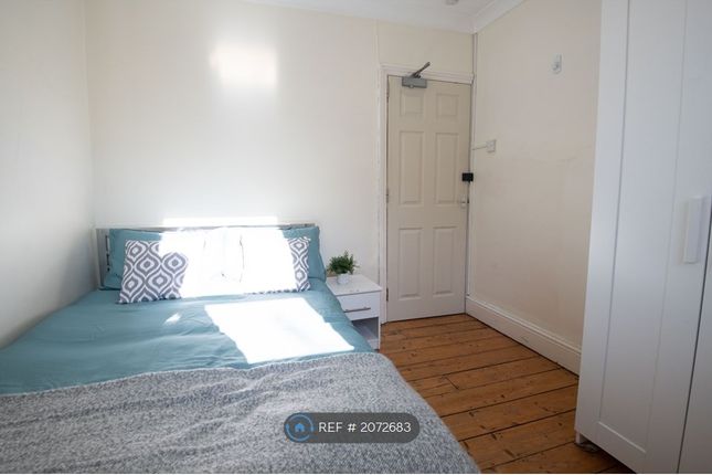 Thumbnail Room to rent in Crombey Street, Swindon