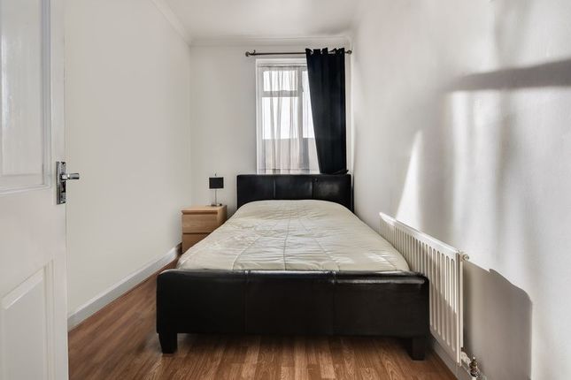Flat to rent in New North Road, Hainault