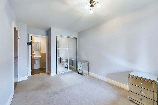 Flat for sale in Whitchurch Lane, Edgware